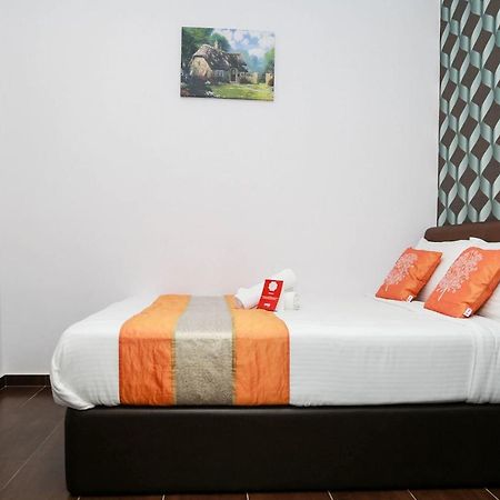 Oyo 250 Palazzo Hotel Kulai Джохор Бахру Екстериор снимка