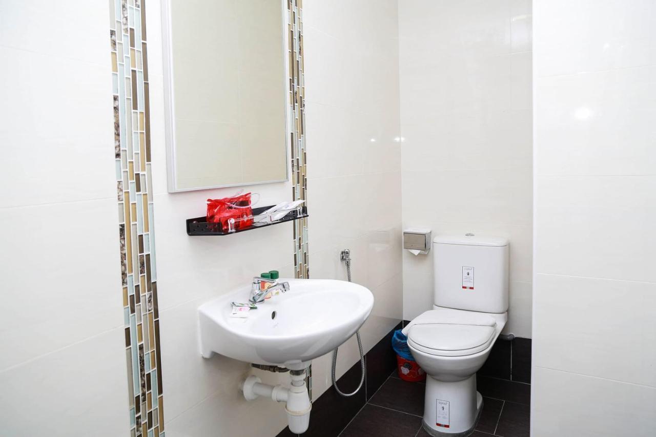 Oyo 250 Palazzo Hotel Kulai Джохор Бахру Екстериор снимка